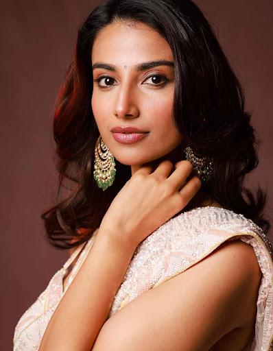 Meenakshi Chaudhary Wallpapers