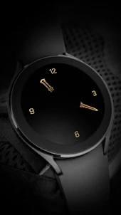 ساعة Wear OS بجماجم ذهبية