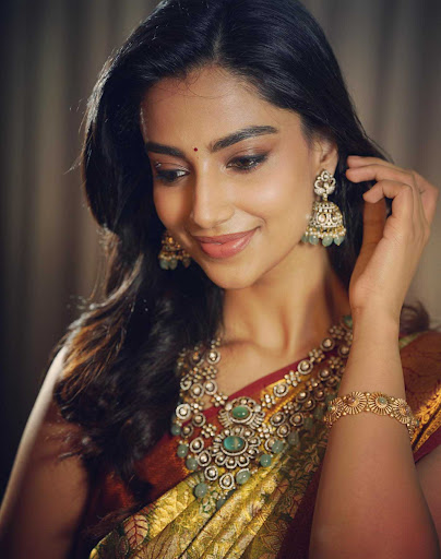 Meenakshi Chaudhary Wallpapers