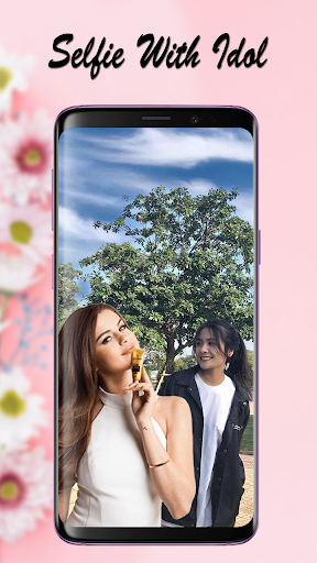 Ultra Selfie With Selena Gomez