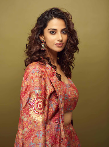 Meenakshi Chaudhary Wallpapers