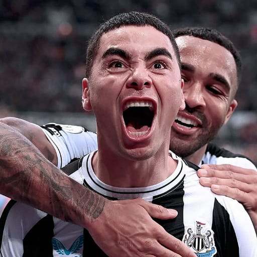 Newcastle United 4K Wallpaper logo