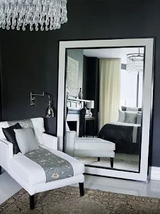 黒の白い寝室