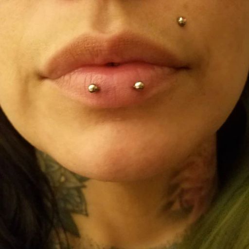 Labret deals horizontal piercing