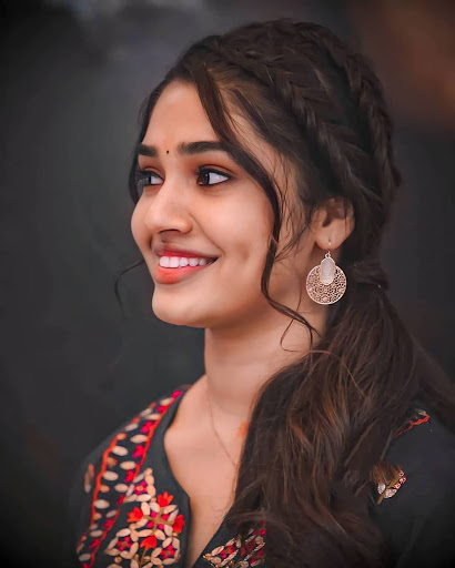 Krithi Shetty Wallpapers HD Screen 3