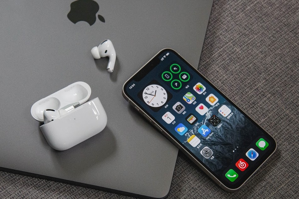 #1. Apple's AirPods Guide: AirPods (Android) By: Hanoon