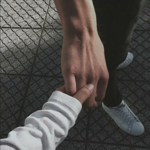 خلفيات يدين ماسكين بعض