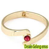 Design gold bracelet icon