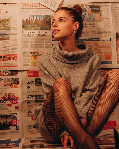 Stylish German Girls Screen 2