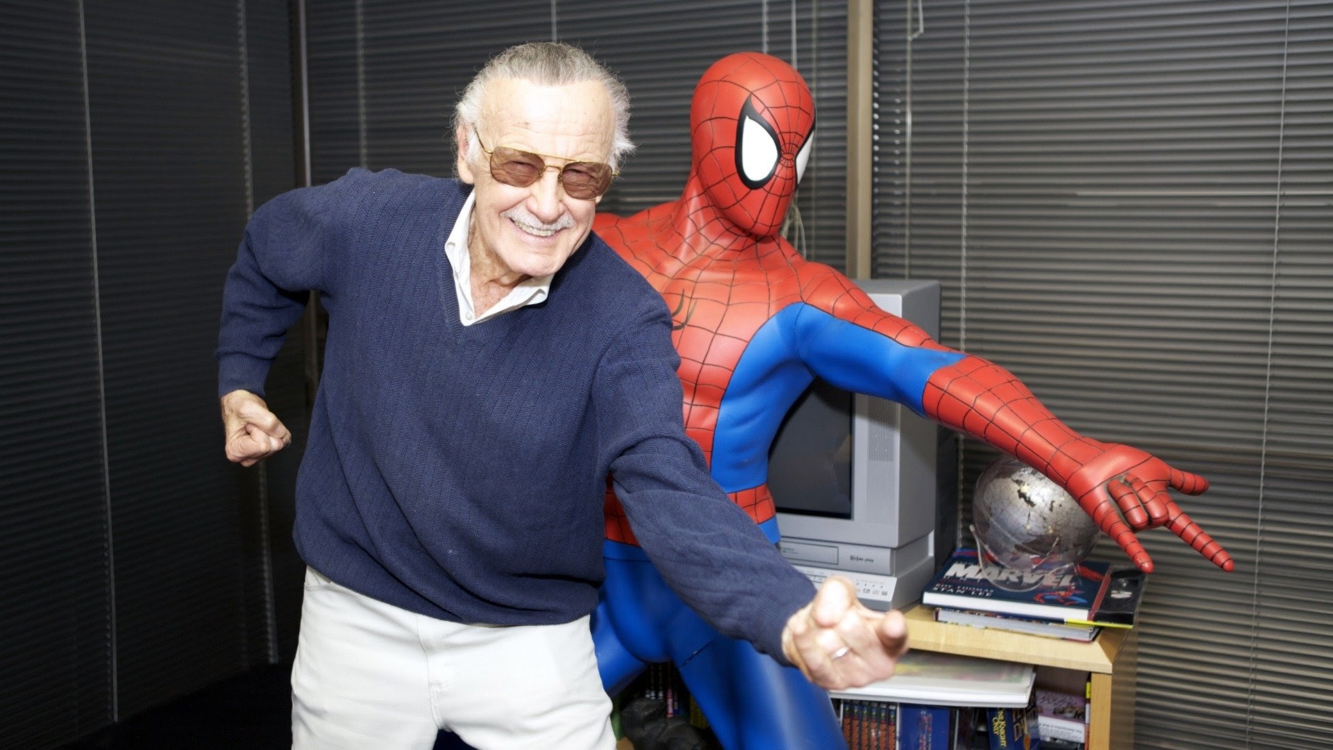 Новые люди кто создал. Стэн ли. Stan Lee Marvel. Создатель Марвел Стэн ли. Stan Lee Spider man.