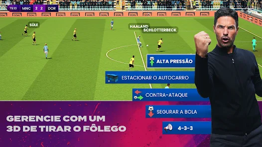 Campo de futebol na tela do telefone inteligente e bola no estádio