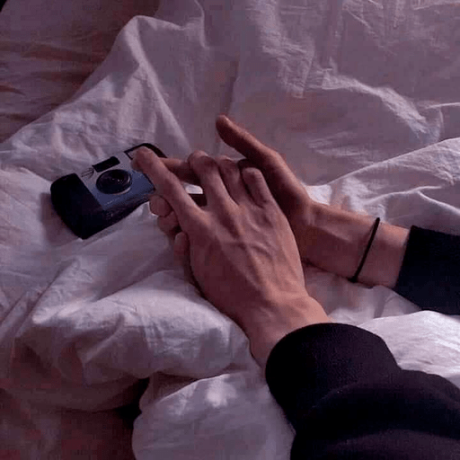 خلفيات يدين ماسكين بعض